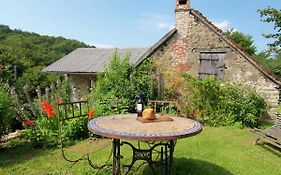 Beautiful Cottage near Forest in Juillac